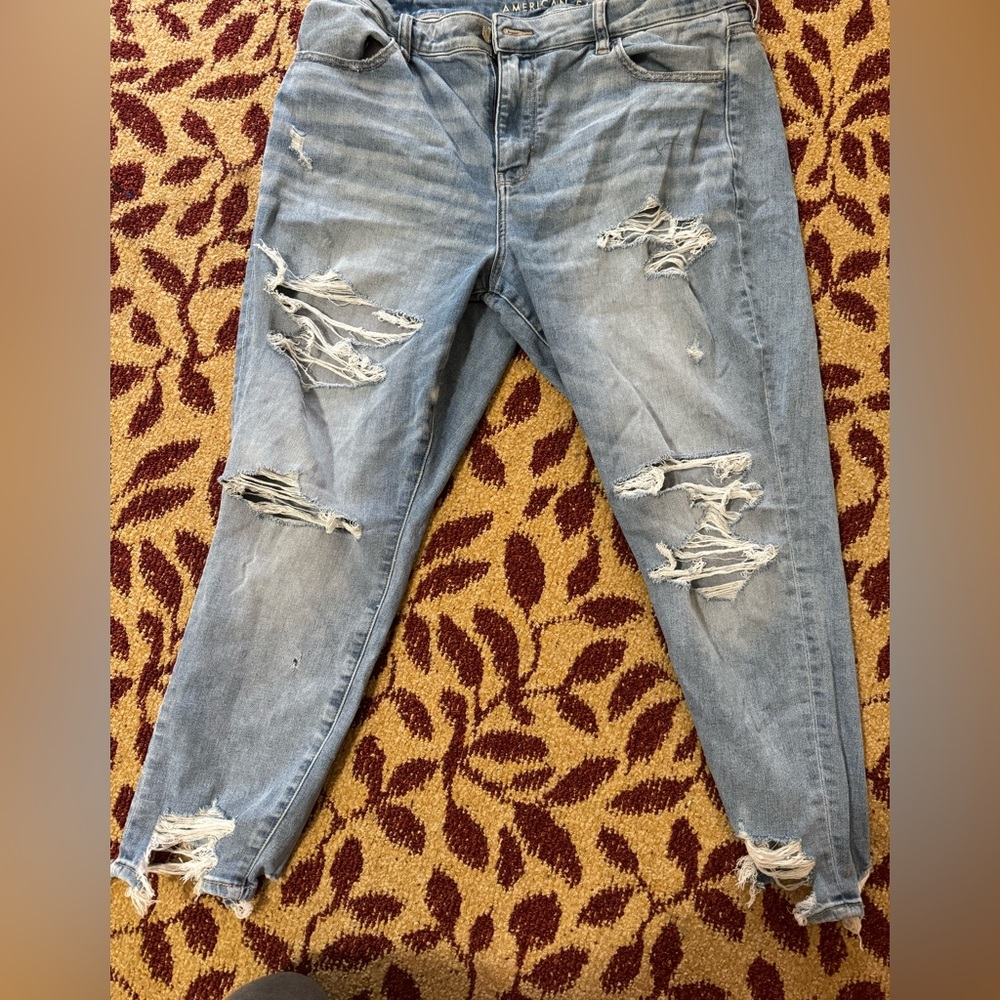 AMERICAN EAGLE RIPPED JEANS